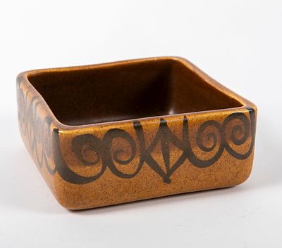 בית היוצר - קערה ריבועית מעוטרת בציור יד, גלזורה בגווני חום, . מידות 12x12x5 ס"מ