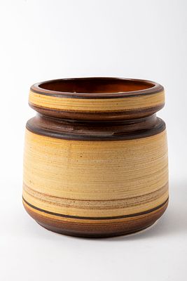 ברור חיל - אגרטל בגווני חום, . מידות 16x14 ס"מ 
סדק שערה בבסיס