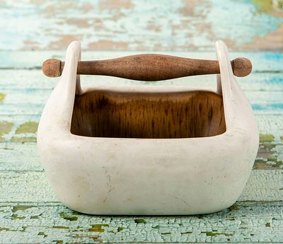 בית היוצר - כלי הגשה ריבועי עם ידית עץ, . מידות 14x14x10 ס"מ