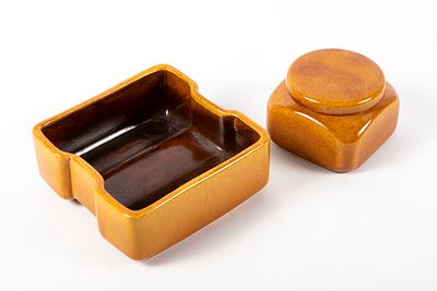 בית היוצר - קערה ריבועית וכלי עם מכסה, גלזורה בגוון חום דבש, . מידות הקערה 16x16x7 ס"מ 
הכלי עם 