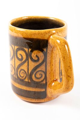 בית היוצר - מאג בירה מעוטר בציור יד, גלזורה בגווני חום, . מידות 10x12 ס"מ