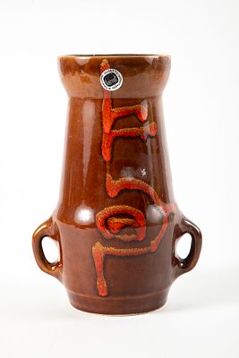 קרנת - אגרטל קרמיקה בחום ואדום, . גובה 22.5 ס"מ