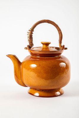 בית היוצר - קומקום גדול, ידית נצרים . גובה כולל 28 ס"מ 
הנצרים פתוחים מעט, כפי שניתן לראות בתמונות