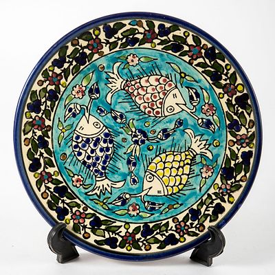 צלחת קרמיקה בסגנון ארמני, באיור 3 דגים, . קוטר 27 ס"מ