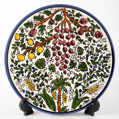 צלחת קרמיקה בסגנון ארמני, באיור שבעת המינים, . קוטר 27 ס"מ