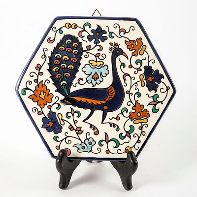 הסדנה המשותפת - תחתית קרמיקה ארמנית משושה בעיטור טווס, לתליה על הקיר, . חתומה Jerusalem Old City 