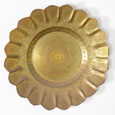 צלחת פליז בצורת פרח, . מתלה בגב, 
קוטר 32 ס"מ