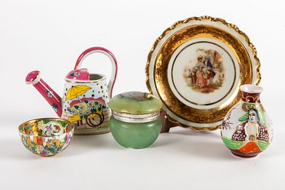 לוט פריטי נוי - אגרטל, קערית, משפך וצלוחית מפורצלן, וקופסה ירוקה מזכוכית, . קוטר הצלוחית 10 ס"מ 
