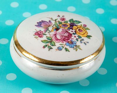 Gorodnica ברה"מ - קופסת פורצלן. קוטר 9 ס"מ 
חתומה, משנות ה-50