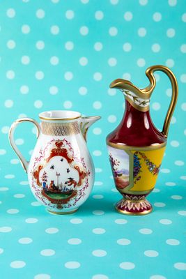 ΕΣΚ יוון - קנקני פורצלן קטנים בסגנון צרפתי. גובה 7-11 ס"מ