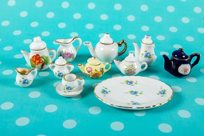 לוט מיניאטורות. מידות המגש 6x4 ס"מ 
גובה הכלים 1-3 ס"מ