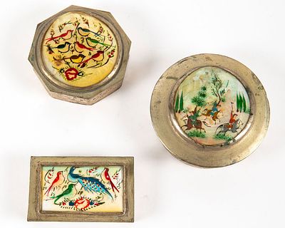 מיניאטורות פרסיות, 3 קופסאות מתכת בשיבוץ אם הפנינה, מצויירות ביד. רוחב 6-7 ס"מ