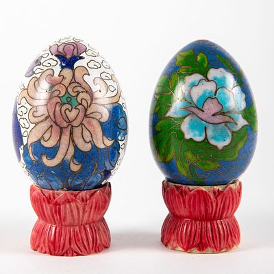 שתי ביצי קלוזונה על בסיס עץ, . גובה הביצה 6 ס"מ