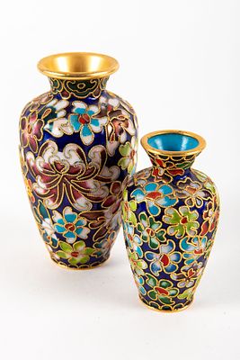 שני אגרטלי קלוזונה. גובה 8-11 ס"מ