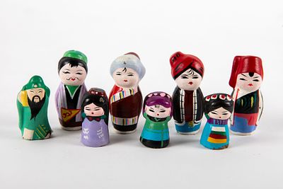 8 דמויות קרמיקה מיניאטוריות. גובה 3-5 ס"מ