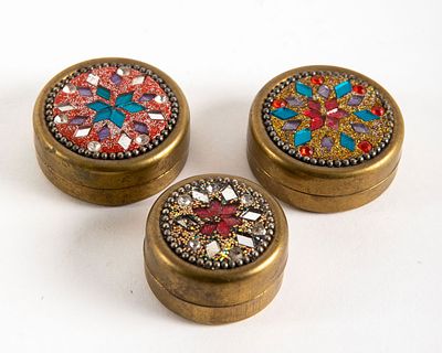 3 קופסאות פליז קטנות, מעוטרות בשיבוץ, . קוטר 3-4 ס"מ