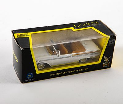 דגם של מכונית 1957 MERCURY TURNPIKE CRUISER באריזתה. אורך המכונית עצמה 12 ס"מ