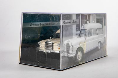 דגם של אמבולנס 200D Binz Ambulance 1965. אורך הרכב עצמו 11 ס"מ