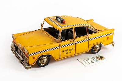 דגם גדול של מונית צהובה. אורך 32 ס"מ