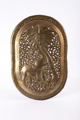 פילון, תמונת פליז מעוטרת בעבודת חסר. 35x22 ס"מ