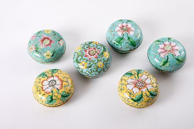 סט של 6 קופסאות מתכת מעוטרות באמאייל בעבודת יד, . מידות כל קופסה 7x4 ס"מ