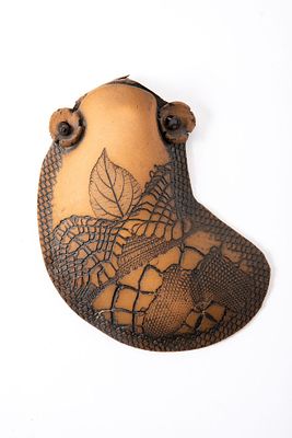 אגרטל קיר מקרמיקה, בעבודת יד, . חתום, תוצרת ישראל 
חתימה שחוקה 
גובה 16 ס"מ