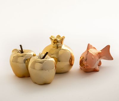 לוט קישוטי שולחן לראש השנה, קרמיקה במראה מתכתי, . תפוחים 
רימון בגובה 8 ס"מ 
ודג