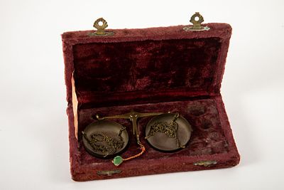 מאזניים בקופסת קטיפה. מידות הקופסה 15x9 ס"מ 
קוטר כף המאזניים כ 4 ס"מ 
חסרות המשקולות