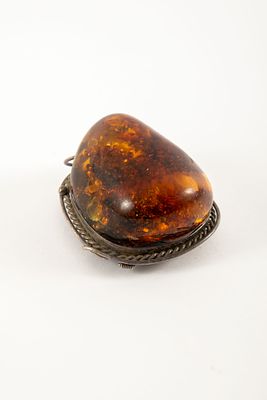 סיכה לבגד ממתכת כסופה וענבר גדול, . אורך 5 ס"מ 
צריך הדבקה מחדש.