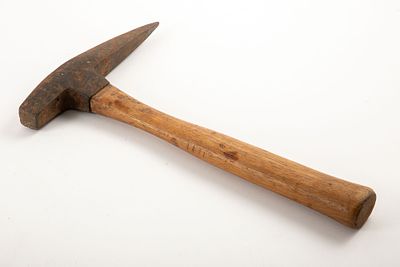 פטיש גיאולוגי. אורך 33 ס"מ, רוחב 20 ס"מ