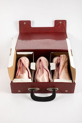 3 זוגות נעלי פוינט (בלט, על אצבע) קטנות לילדה, סובייטיות. בתיבה, מידות התיבה 30x8x24 ס"מ