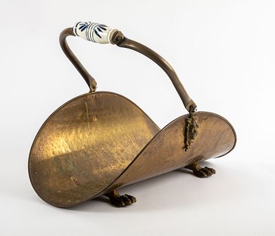 מתקן פליז לאחסון בולי עץ ליד האח (או למגזינים, בהיעדר אח...). פריט וינטאג' שהוא העתק של מחזיק 