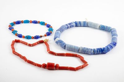 2 מחרוזות זכוכית אפריקאיות + מחרוזת זכוכית דגים. אורך חרוז כחול 5 ס"מ 
אורך חרוז חום כ 3 ס"מ 