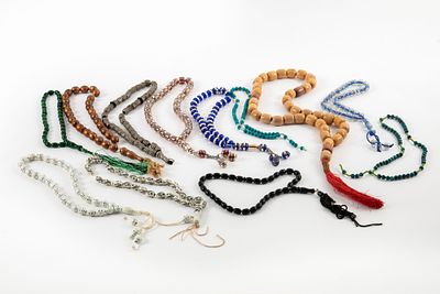 לוט מחרוזות תפילה, מזבחות ומאלות