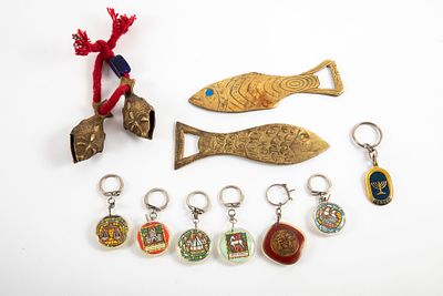 דגים פותחנים ופעמונים, ומחזיקי מפתחות שבטים. אורך הדגים 15 ס"מ