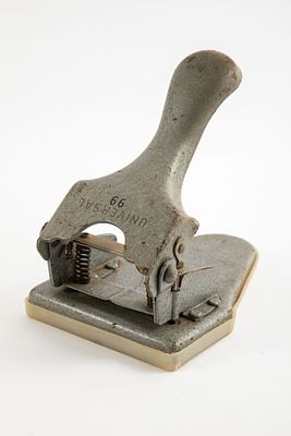 מחורר Universal