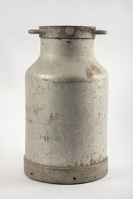 כד חלב גדול מידות. קוטר 30 ס"מ, גובה 51 ס"מ