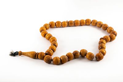 מחרוזת תפילה, מזבחה ענקית מעץ. קוטר כל חרוז 4 ס"מ 
אורך 80 ס"מ