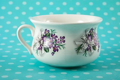 Portmeirion אנגליה - סיר לילה קטן (לבובה) עשוי פורצלן, מעוטר בפרחים סגולים. מידות 12x9 ס"מ