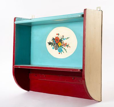 יחידת כוסות למטבח, לתליה על הקיר, . עשויה עץ מלא, מעוטרת בציור יד של פרחים, 
מידות 52x59 ס"מ