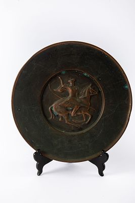 צלחת נחושת בתבליט רוכב על סוס. קוטר 23 ס"מ