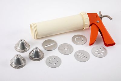 מזרק עוגיות באריזתו . (חסר חלק)