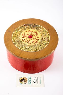 קופסת עץ עם מחרוזות