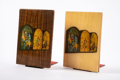 שני תומכי ספרים עם תמונות של חלונות שאגאל, תווי מס קניה