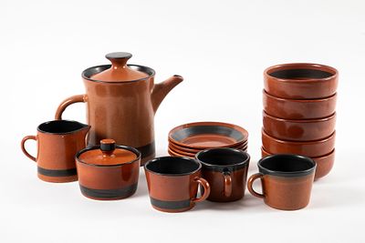 לפיד - סט מדגם לפיד, . 16 חלקים 
קומקום, גובה 18 ס"מ 
חלבון וסוכרון 
קעריות, ספלים ותחתיות