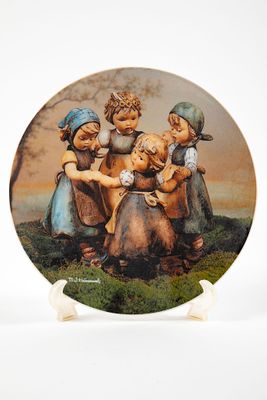 Goebel גרמניה - May Dance . איור של M.I. Hummel 
קוטר 19.5 ס"מ