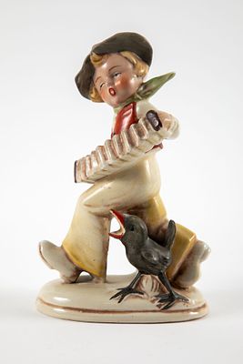 פיגורינה של ילד אקורדיוניסט ועורב. חתומה Germany, 
גובה 16 ס"מ