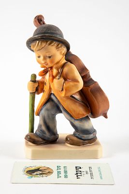 Goebel מערב גרמניה - נגן צ'לו . פיגורינה בעיצוב M.I.Hummel 
גובה 13 ס"מ