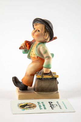 Merry Wanderer נווד שמח, . פיגורינה תוצרת רומניה 
בהשראת Hummel 
גובה 13 ס"מ