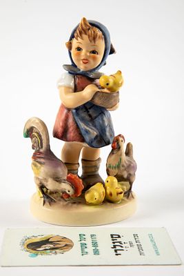 Goebel גרמניה - Feeding Time ילדה ואפרוחים. פיגורינה בעיצוב M.I.Hummel 
גובה 12 ס"מ